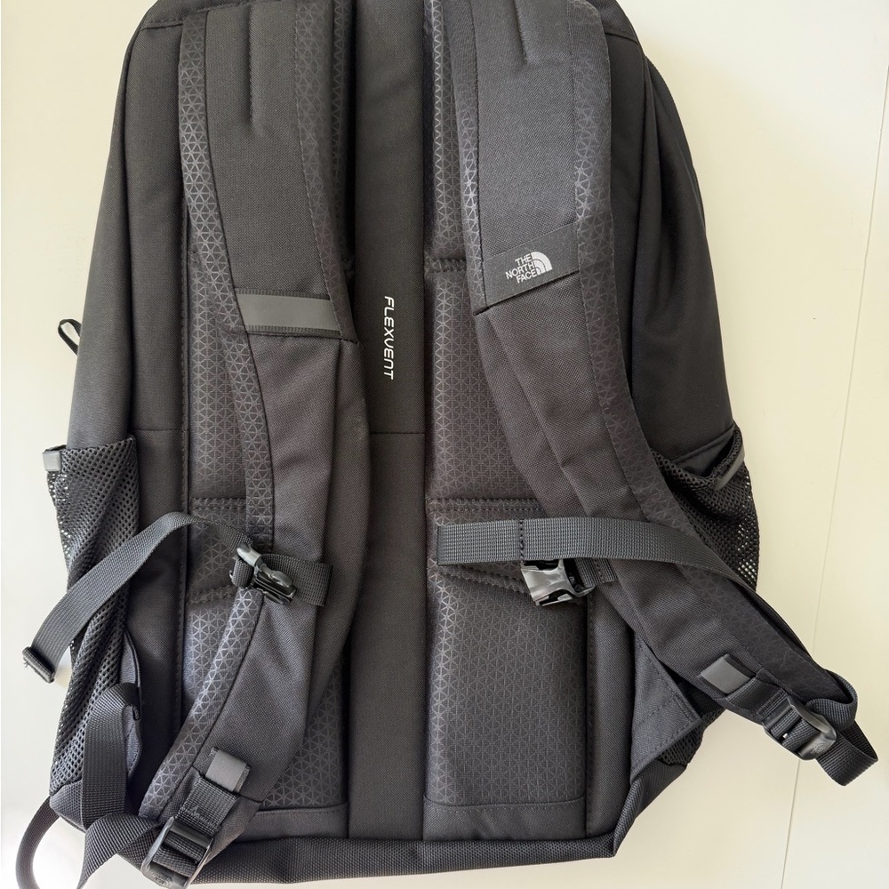 Brand new The North Face Vault Black Backpack - Picture 4 of 8